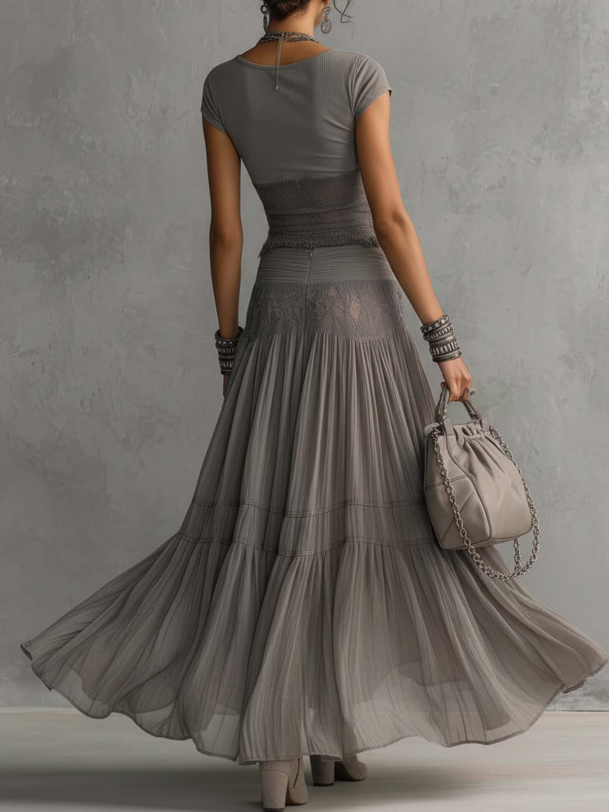 Completo Grigio con Top Trasparente con Inserti in Pizzo e Gonna Maxi Plissettata