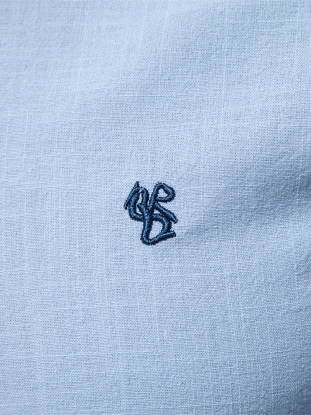 Camicia a maniche lunghe con collo alto e effetto lino.