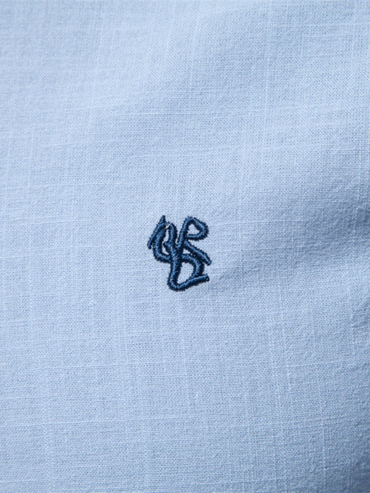 Camicia a maniche lunghe con collo alto e effetto lino.