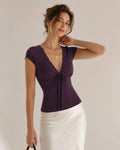 Maglietta viola con scollo a V e lacci in pizzo
