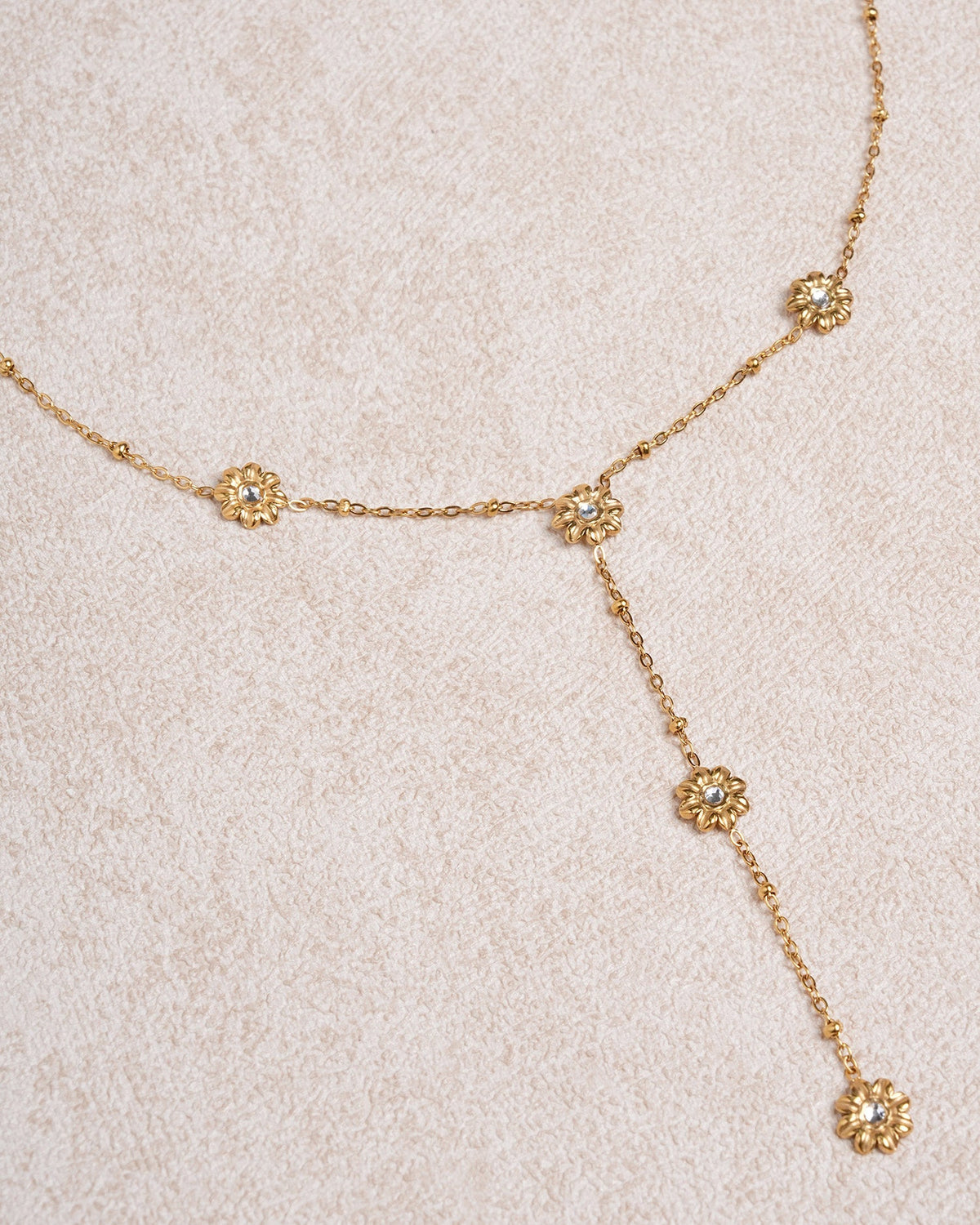 Collana dorata con zirconi a margherita da collo