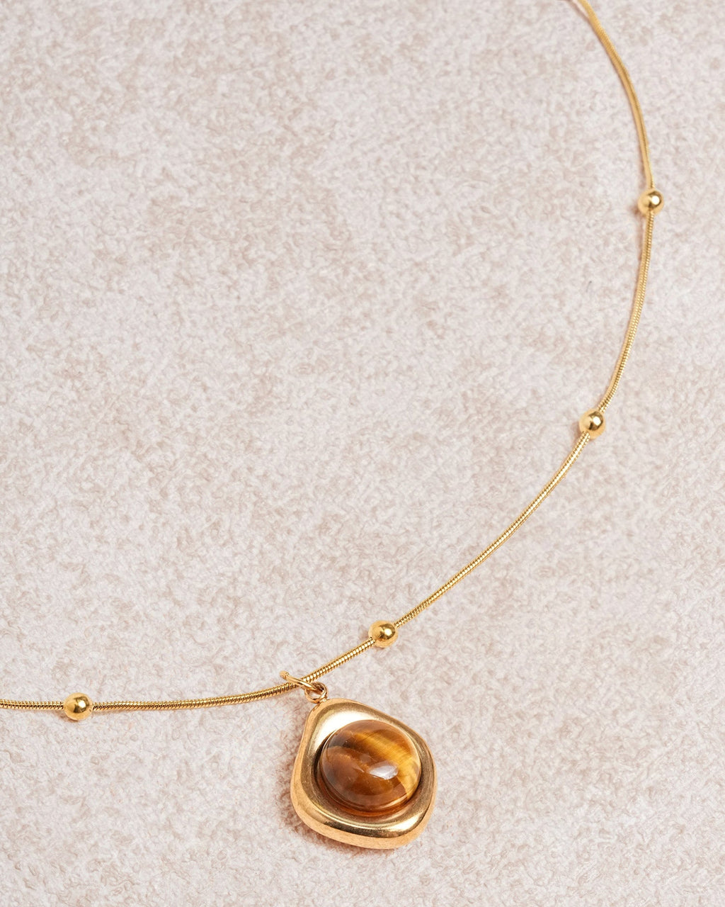 Collana marrone con goccia in occhio di tigre