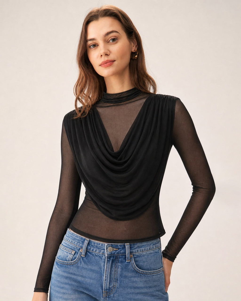 Maglietta in maglia trasparente nera con collo alto