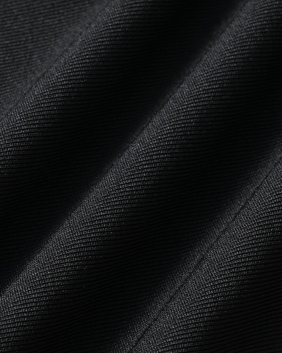 Maglietta in maglia trasparente nera con collo alto