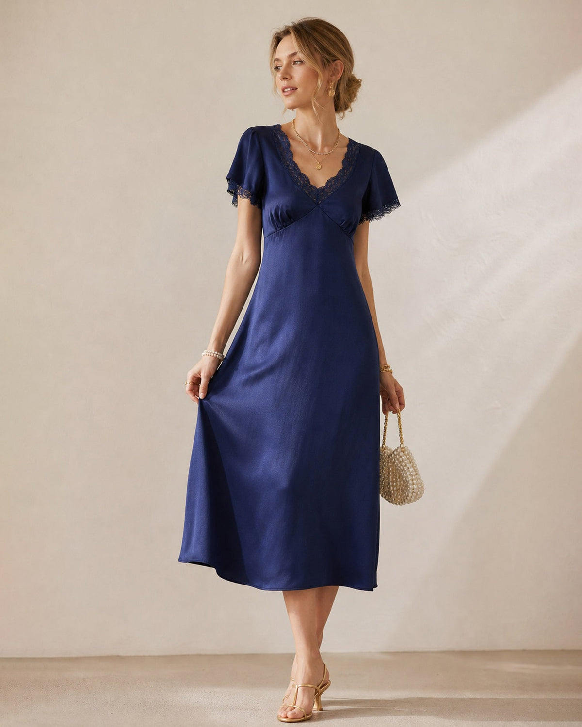 Abito midi in raso blu navy con scollo a V e pizzo
