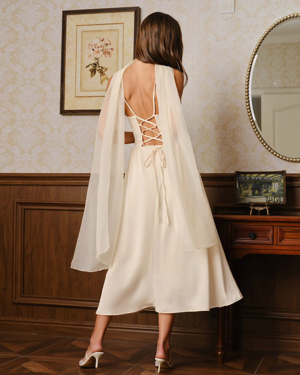 Abito midi color albicocca in chiffon fluido con spalline sottili