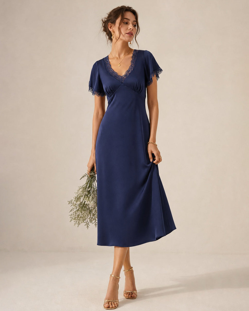 Abito midi in raso blu navy con scollo a V e pizzo