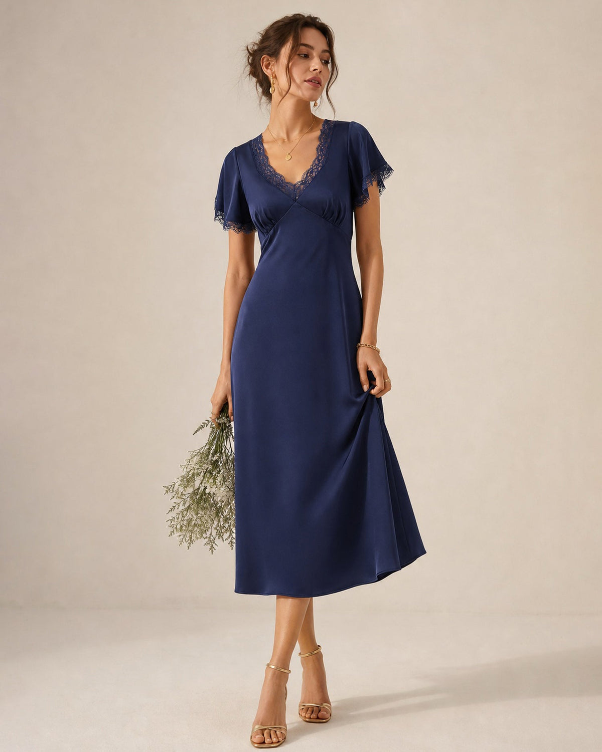 Abito midi in raso blu navy con scollo a V e pizzo