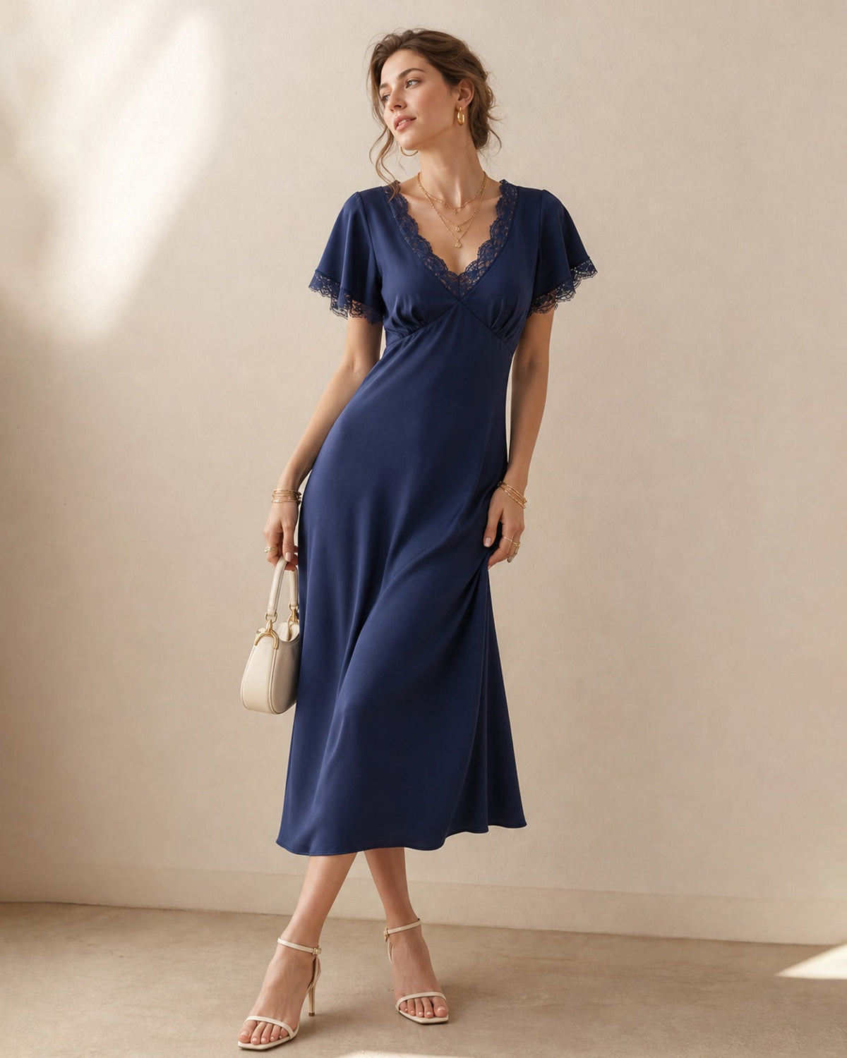 Abito midi in raso blu navy con scollo a V e pizzo