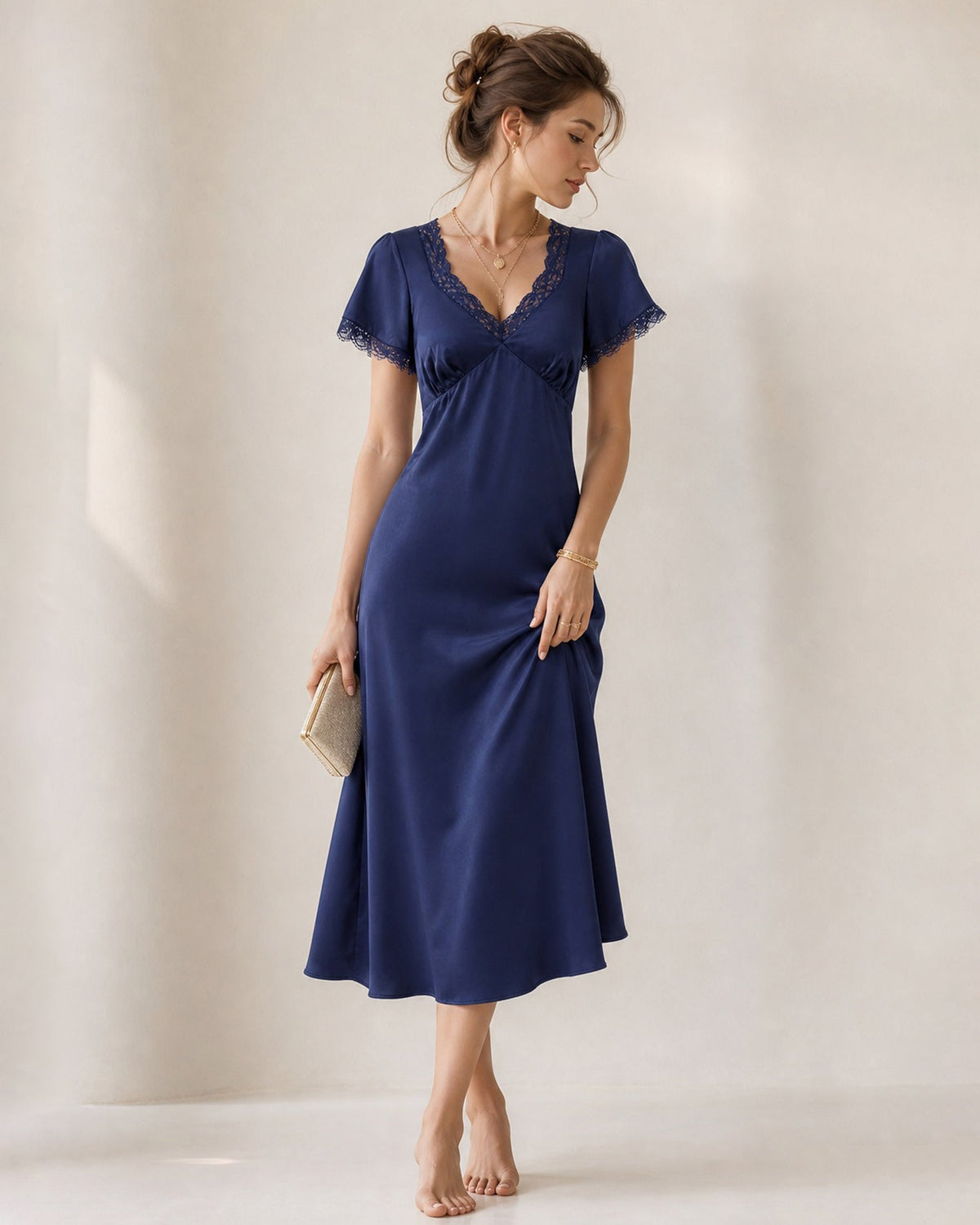 Abito midi in raso blu navy con scollo a V e pizzo