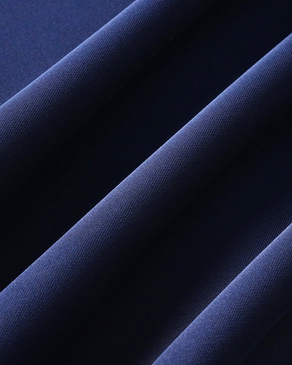 Abito midi in raso blu navy con scollo a V e pizzo