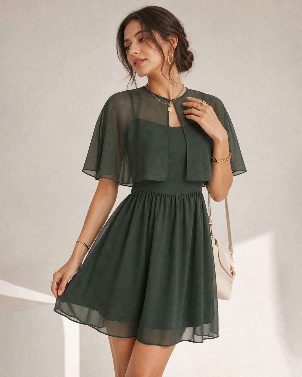 Abito mini verde in chiffon con scollo a cuore