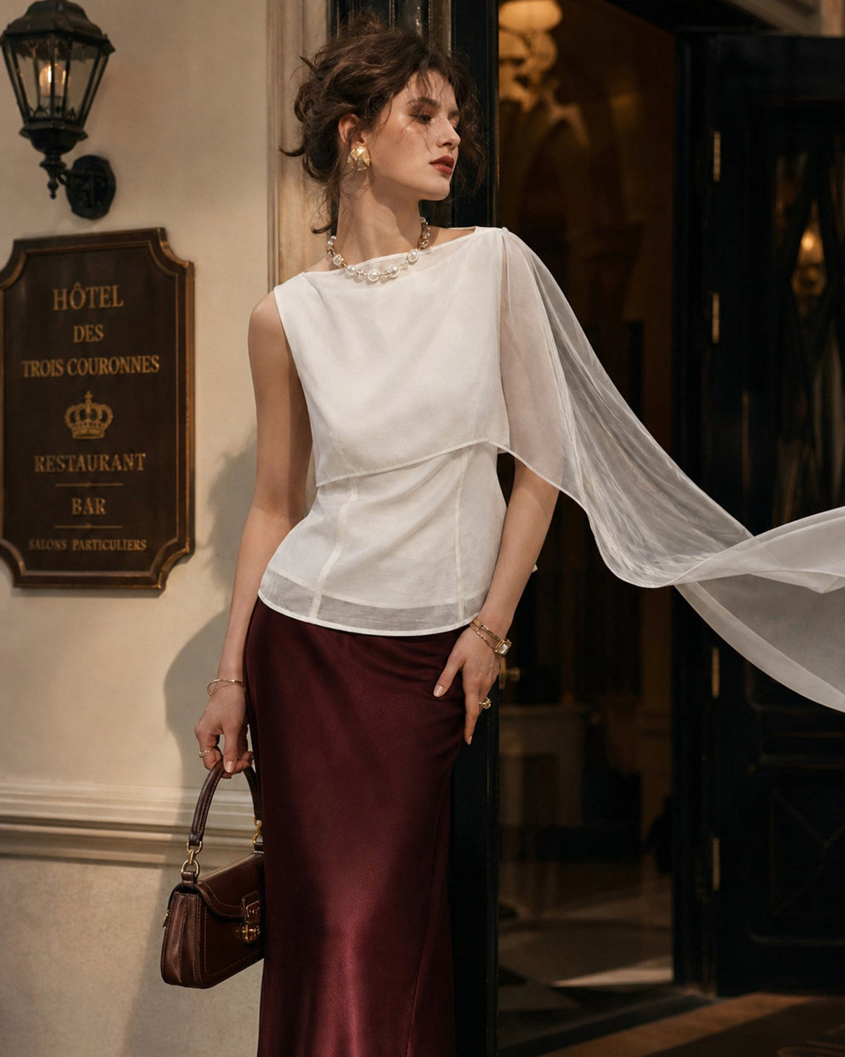Top color albicocca con scollo a barca in chiffon
